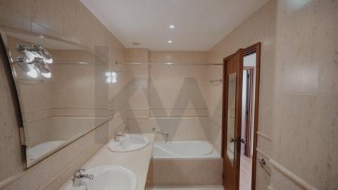 Apartamento T4 duplex com garagem no centro de Ovar, junto ao Largo Garrett