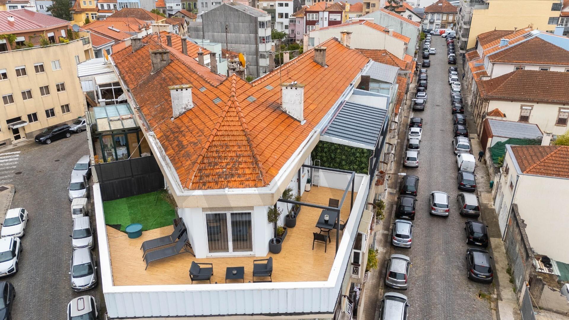 Estúdio Penthouse renovado com terraço privativo, junto à Boavista e à Casa da Música