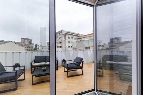Estúdio Penthouse renovado com terraço privativo, junto à Boavista e à Casa da Música