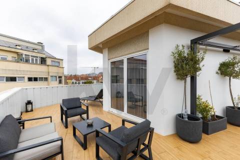 Estúdio Penthouse renovado com terraço privativo, junto à Boavista e à Casa da Música