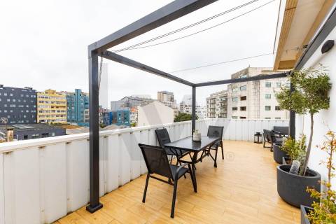Estúdio Penthouse renovado com terraço privativo, junto à Boavista e à Casa da Música
