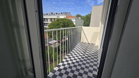 T3 totalmente remodelado com varandas na Praça de Liége