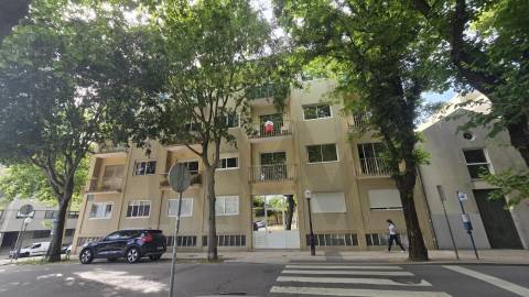 T3 totalmente remodelado com varandas na Praça de Liége