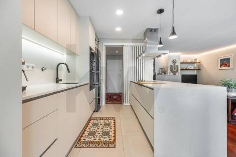 T3 Remodelado com Duas Garagens Box - Elegância Contemporânea em Matosinhos
