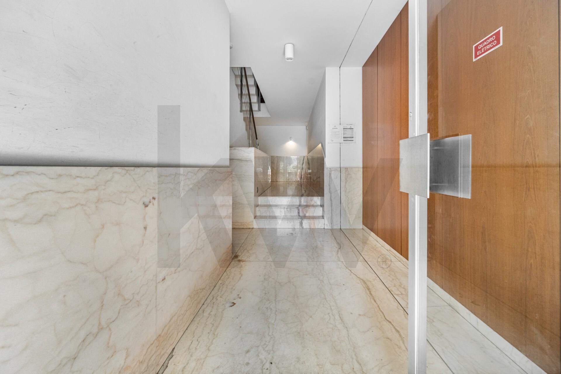 T3 Remodelado com Duas Garagens Box - Elegância Contemporânea em Matosinhos