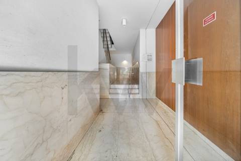 T3 Remodelado com Duas Garagens Box - Elegância Contemporânea em Matosinhos