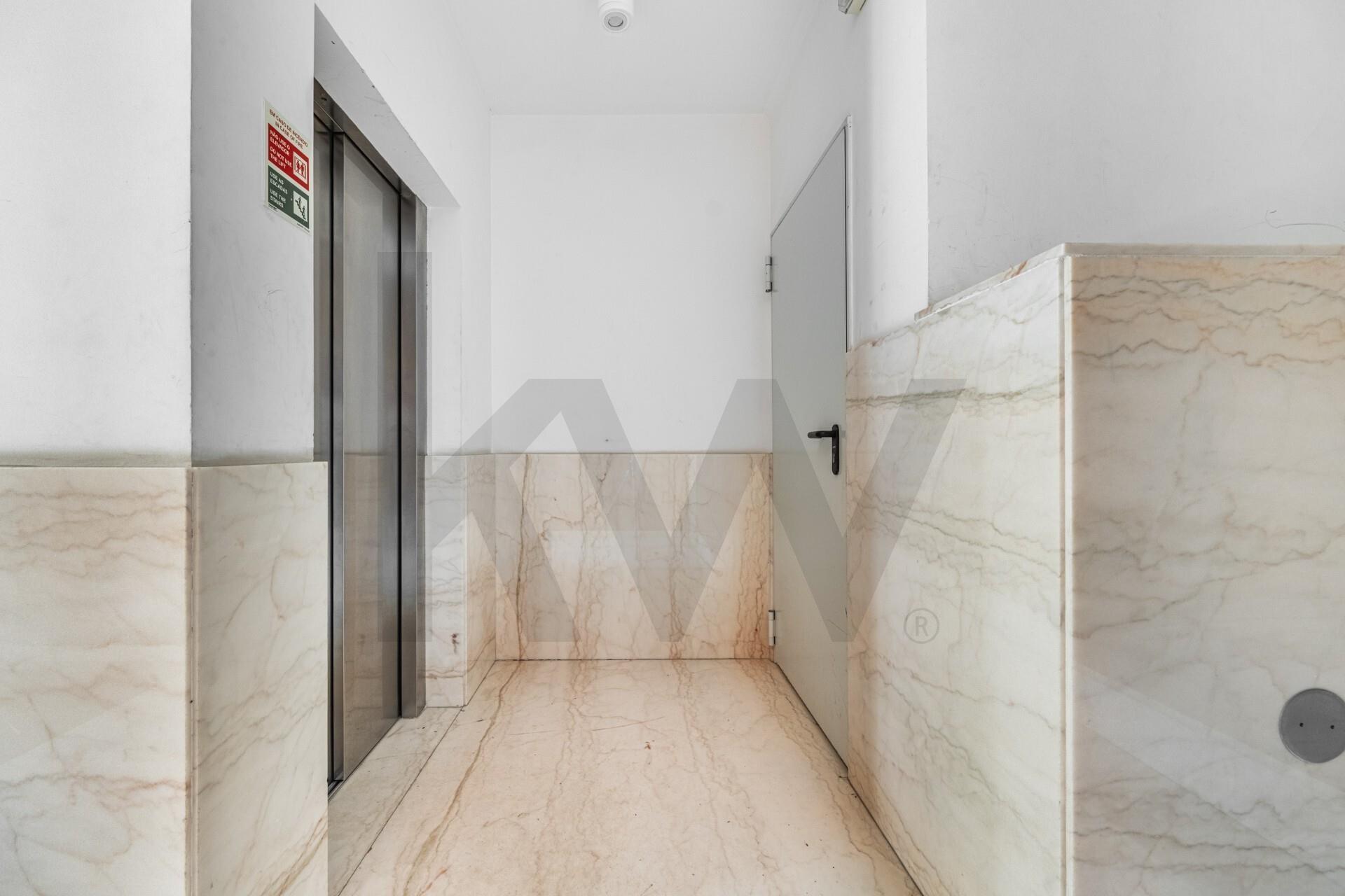 T3 Remodelado com Duas Garagens Box - Elegância Contemporânea em Matosinhos