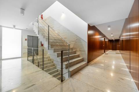 T3 Remodelado com Duas Garagens Box - Elegância Contemporânea em Matosinhos