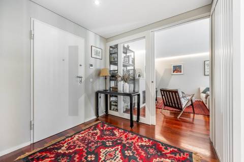 T3 Remodelado com Duas Garagens Box - Elegância Contemporânea em Matosinhos