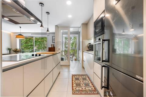T3 Remodelado com Duas Garagens Box - Elegância Contemporânea em Matosinhos