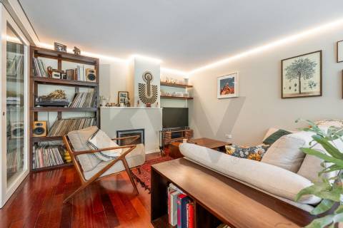 T3 Remodelado com Duas Garagens Box - Elegância Contemporânea em Matosinhos