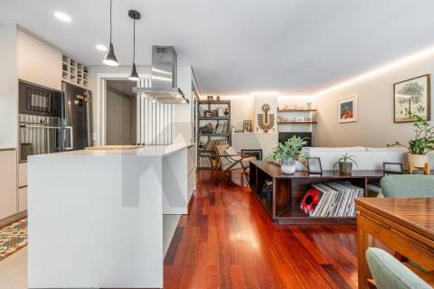 T3 Remodelado com Duas Garagens Box - Elegância Contemporânea em Matosinhos