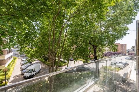 T3 Remodelado com Duas Garagens Box - Elegância Contemporânea em Matosinhos
