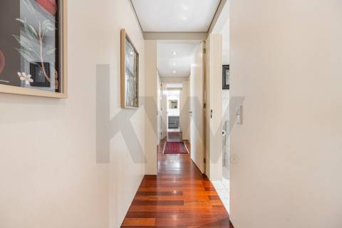 T3 Remodelado com Duas Garagens Box - Elegância Contemporânea em Matosinhos