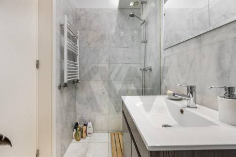 T3 Remodelado com Duas Garagens Box - Elegância Contemporânea em Matosinhos