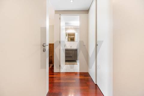 T3 Remodelado com Duas Garagens Box - Elegância Contemporânea em Matosinhos