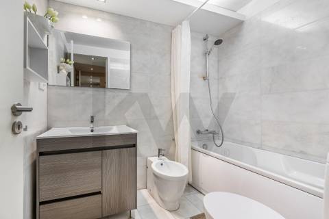 T3 Remodelado com Duas Garagens Box - Elegância Contemporânea em Matosinhos
