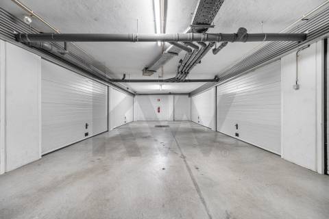T3 Remodelado com Duas Garagens Box - Elegância Contemporânea em Matosinhos
