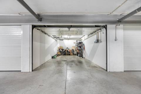 T3 Remodelado com Duas Garagens Box - Elegância Contemporânea em Matosinhos