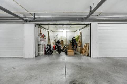 T3 Remodelado com Duas Garagens Box - Elegância Contemporânea em Matosinhos