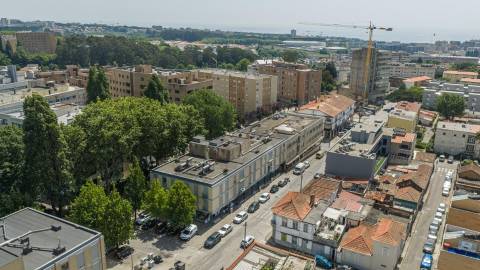 T3 Remodelado com Duas Garagens Box - Elegância Contemporânea em Matosinhos