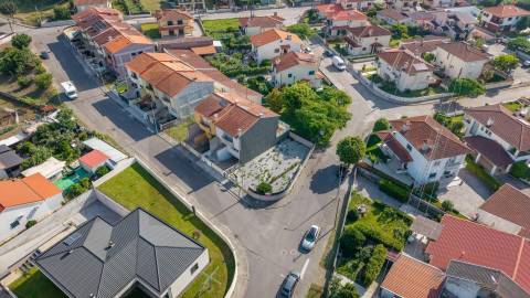 Terreno com Projeto Aprovado para Moradia T3 em Merelim São Paio, Braga