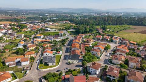 Terreno com Projeto Aprovado para Moradia T3 em Merelim São Paio, Braga