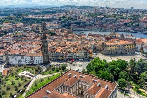PRÉDIO PARA REABILITAÇÃO TOTAL– RUA DOS CALDEIREIROS, PORTO