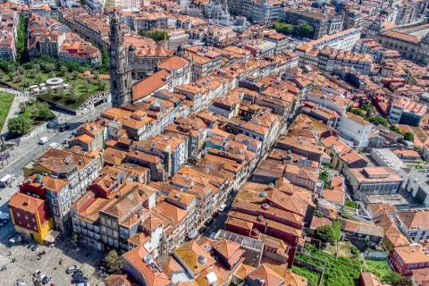 PRÉDIO PARA REABILITAÇÃO TOTAL– RUA DOS CALDEIREIROS, PORTO