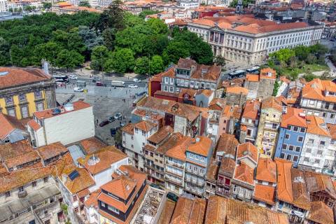 PRÉDIO PARA REABILITAÇÃO TOTAL– RUA DOS CALDEIREIROS, PORTO