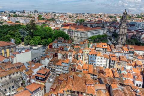 PRÉDIO PARA REABILITAÇÃO TOTAL– RUA DOS CALDEIREIROS, PORTO