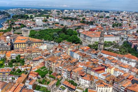 PRÉDIO PARA REABILITAÇÃO TOTAL– RUA DOS CALDEIREIROS, PORTO