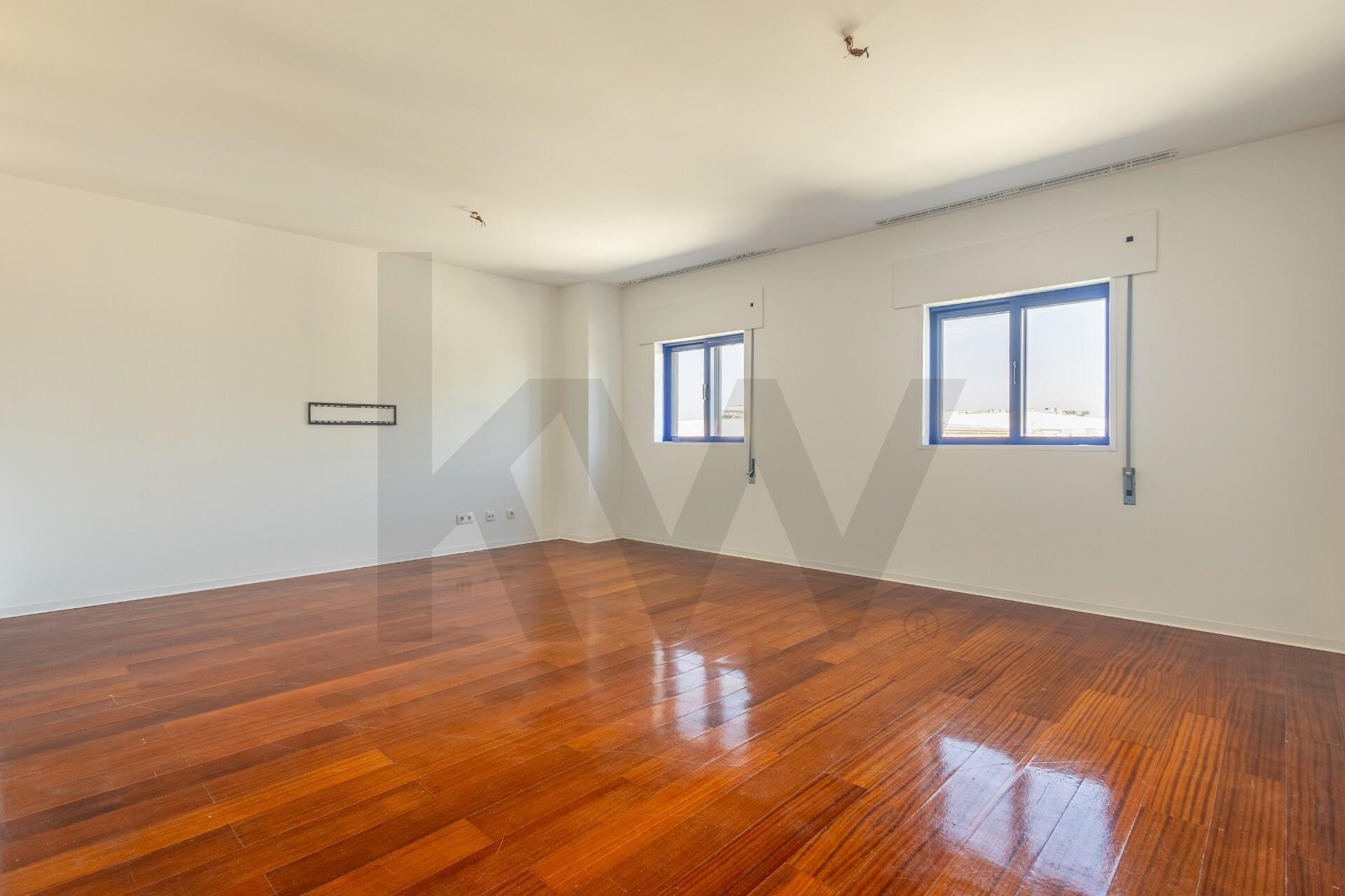 Apartamento T3 com Suite e Garagem junto ao Arrábida Shopping 