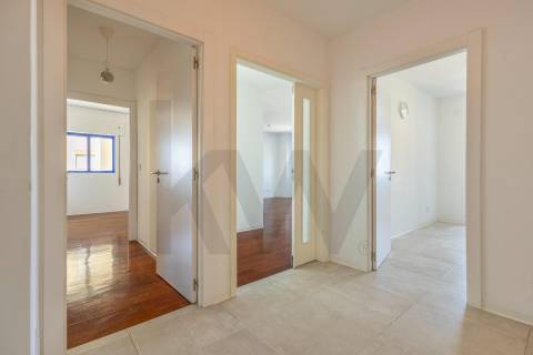 Apartamento T3 com Suite e Garagem junto ao Arrábida Shopping 
