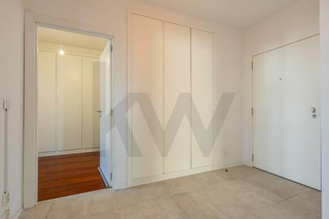 Apartamento T3 com Suite e Garagem junto ao Arrábida Shopping 