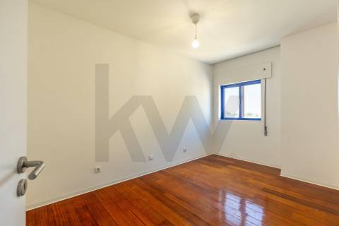 Apartamento T3 com Suite e Garagem junto ao Arrábida Shopping 