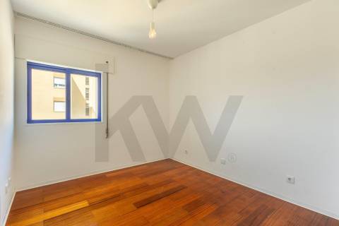 Apartamento T3 com Suite e Garagem junto ao Arrábida Shopping 