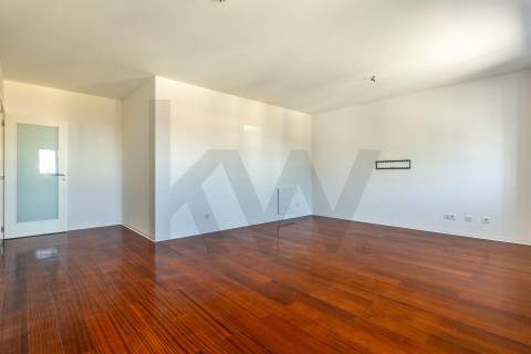 Apartamento T3 com Suite e Garagem junto ao Arrábida Shopping 