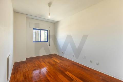 Apartamento T3 com Suite e Garagem junto ao Arrábida Shopping 