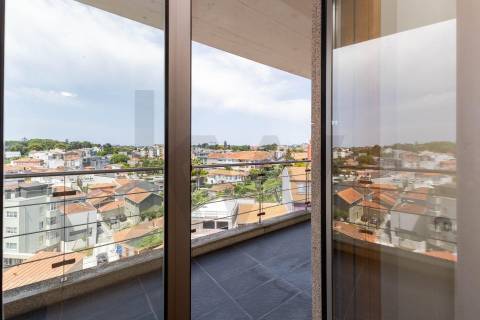 Exclusivo Apartamento T3 com Vista Rio e Excelente Exposição Solar – Porto