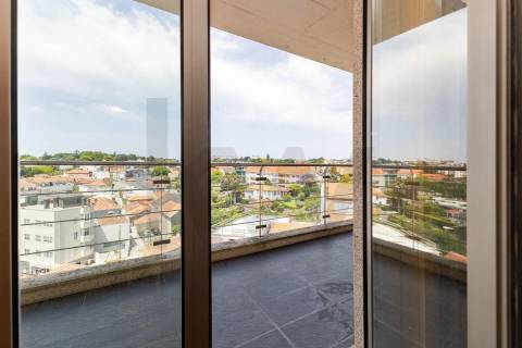 Exclusivo Apartamento T3 com Vista Rio e Excelente Exposição Solar – Porto