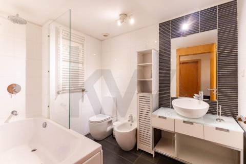 Exclusivo Apartamento T3 com Vista Rio e Excelente Exposição Solar – Porto