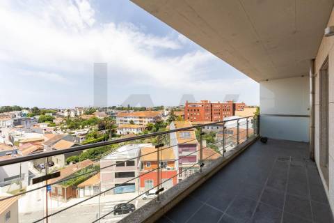 Exclusivo Apartamento T3 com Vista Rio e Excelente Exposição Solar – Porto
