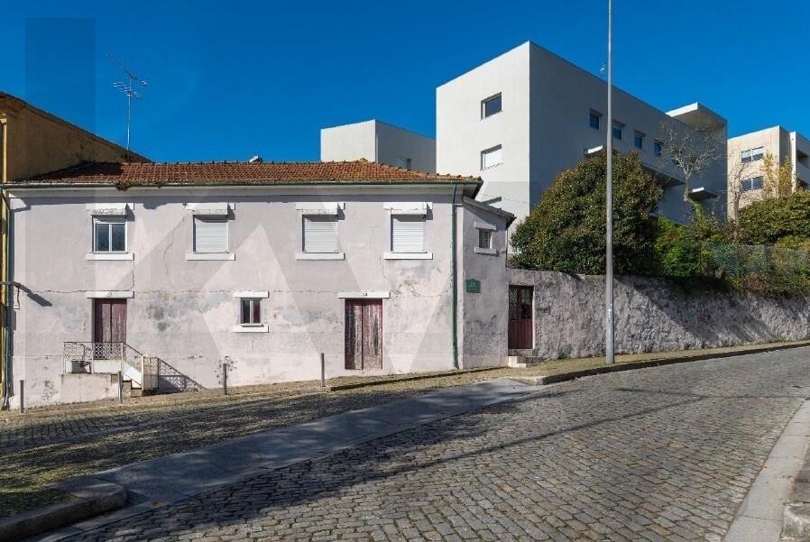 Moradia junto ao Rio Douro para recuperação total