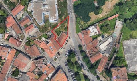 Moradia junto ao Rio Douro para recuperação total
