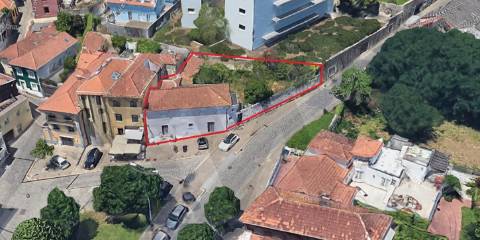 Moradia junto ao Rio Douro para recuperação total