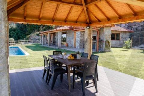 Moradia T3 com jardim e piscina para permuta