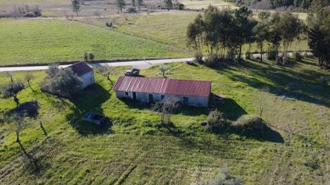 🏡 Moradia para Reconstrução com Terreno de 1,2 Hectares e Ribeira – Enxames
