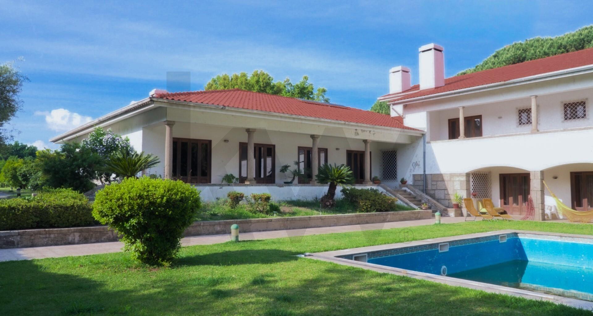 Moradia T5 em Vila das Aves com piscina exterior