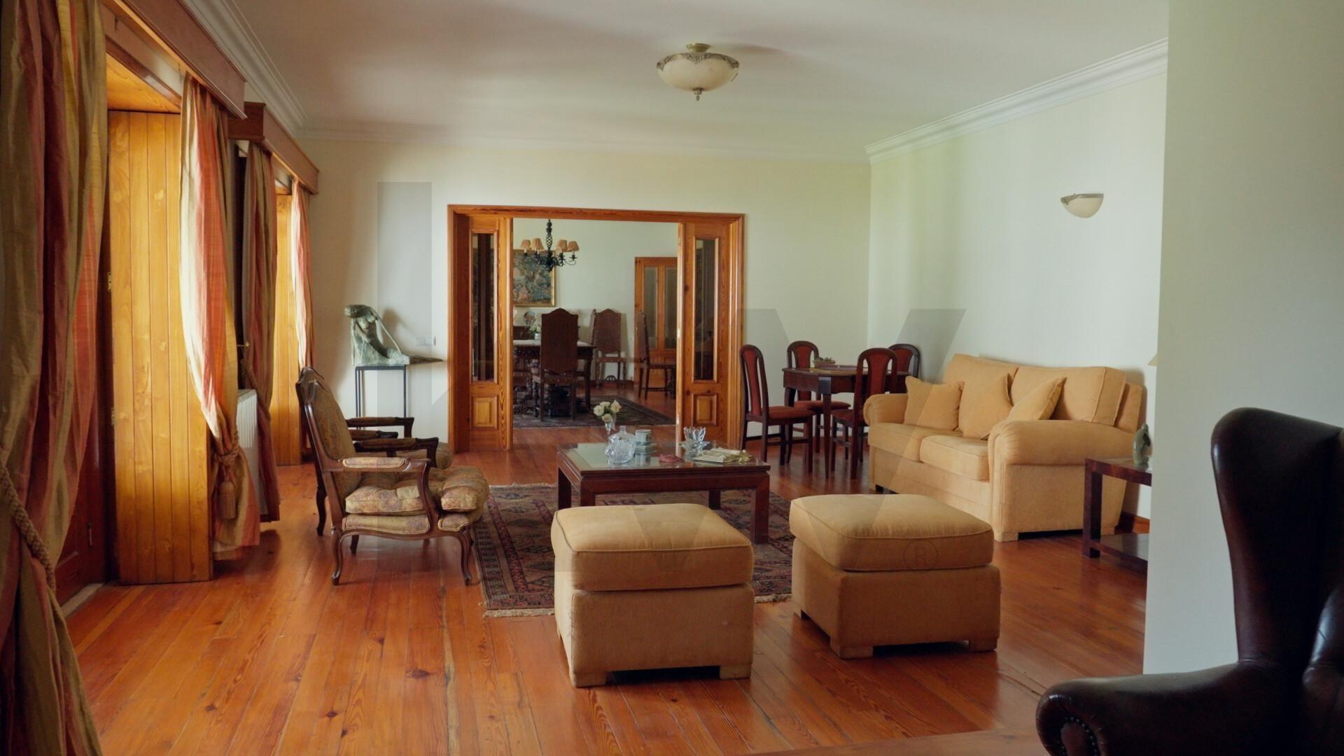 Moradia T5 em Vila das Aves com piscina exterior